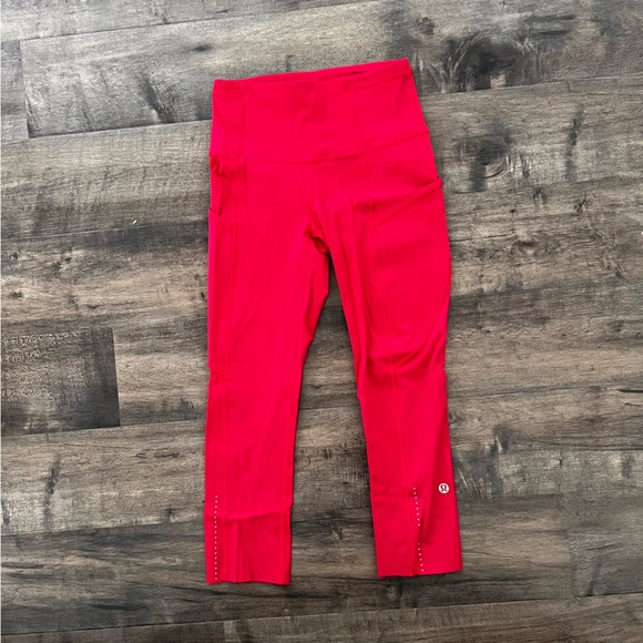Women’s Lululemon Crop Leggings Hot Pink Size 2 - Picture 1 of 3